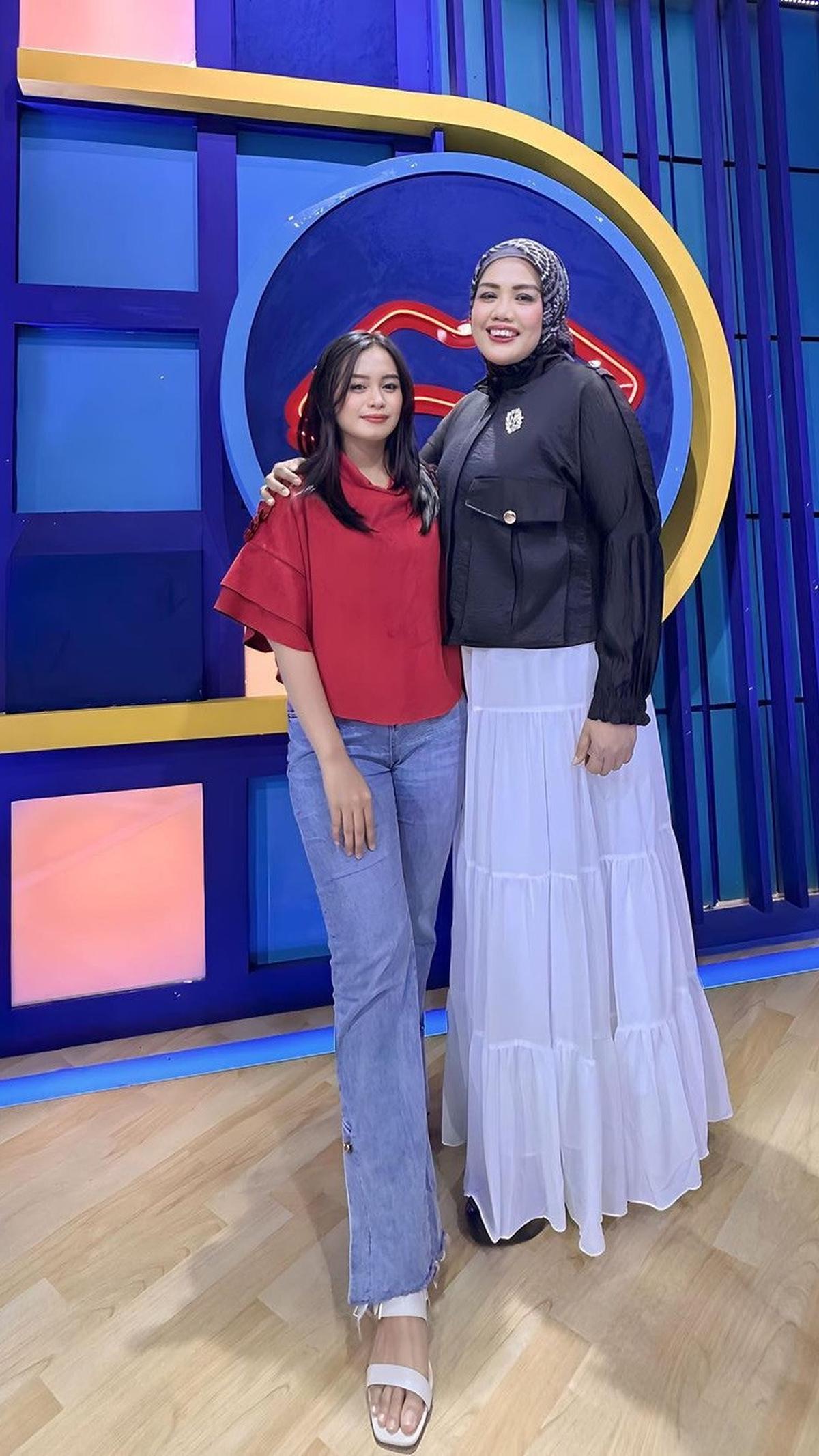 Ini potret Ulfi dengan Elly Sugigi. Sang ibunda telah memberikan restu untuk anaknya.
