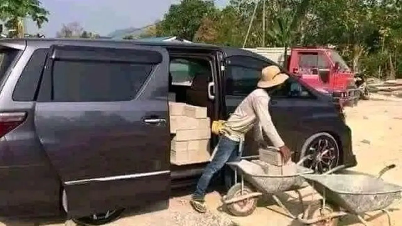 Alphard angkut batu