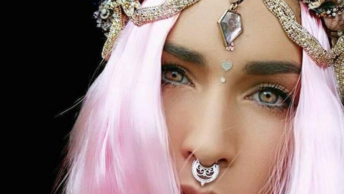 Cantik Banget, 18 Mahkota Ini Terbuat dari Kerang Asli - Fashion Fimela.com