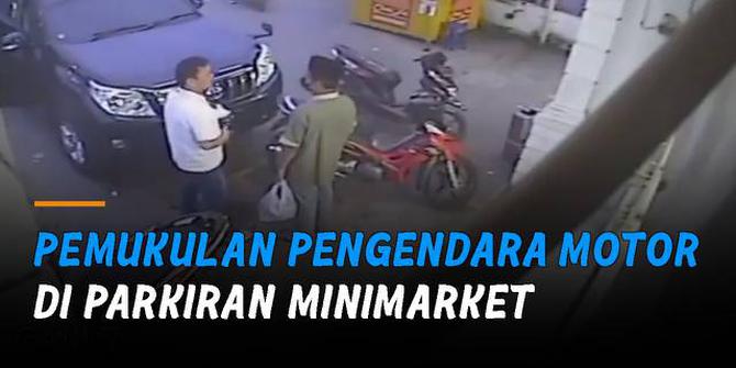 VIDEO: CCTV Pemukulan Terhadap Pengendara Motor di Parkiran Minimarket