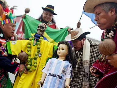 Beberapa cenayang Peru berkumpul melakukan ritual untuk laga final Piala Dunia 2014 (AFP PHOTO/ERNESTO Benavides)