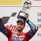 Pebalap Ducati, Andrea Dovizioso, melakukan selebrasi usai menjuarai balapan MotoGP Malaysia di Sirkuit Sepang, Minggu (29/10/2017). Dovizioso finis pertama dengan catatan waktu 44 menit 51,497 detik. (AP/Vincent Thian)