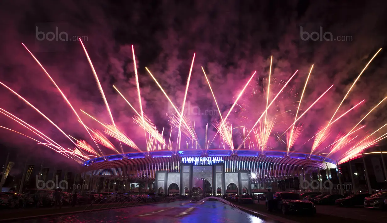 Suasana pesta kembang api saat pembukaan SEA Games di Stadion Bukit Jalil, Kuala Lumpur, Sabtu (19/8/2017). SEA Games 2017 Malaysia akan berlangsung hingga 31 Agustus. (Bola.com/Vitalis Yogi Trisna)