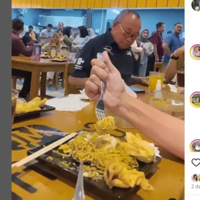 Jokowi Santap Mi Ayam Pedas yang Viral di Mataram, Pesan Level Berapa?