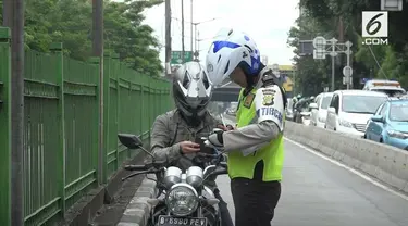 Dalam operasi zebra yang dilakukan Polda Metro Jaya, puluhan motor memutar balik setelah kepergok polisi masuk ke busway.