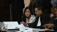 Terdakwa Jessica Kumala Wongso berbincang dengan kuasa hukumnya saat sidang lanjutan kasus kematian Wayan Mirna Salihin di Pengadilan Negeri Jakarta Pusat, Senin (29/8). (Liputan6.com/Faizal Fanani)