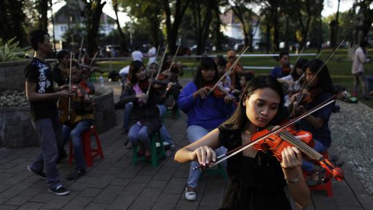 Kegiatan komunitas musik Taman Suropati di bulan Ramadan