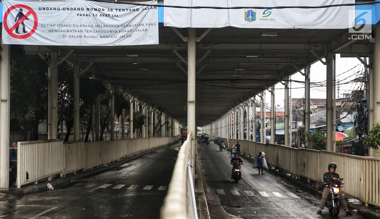 Pengendara motor terlihat di bawah Jembatan Penyeberangan Multiguna (skybridge) Tanah Abang, Jakarta, Jumat (7/6/2019). Selepas Hari Raya Idul Fitri, Pasar Tanah Abang masih tutup dan direncanakan buka pada Kamis (13/6) mendatang. (Liputan6.com/Johan Tallo)