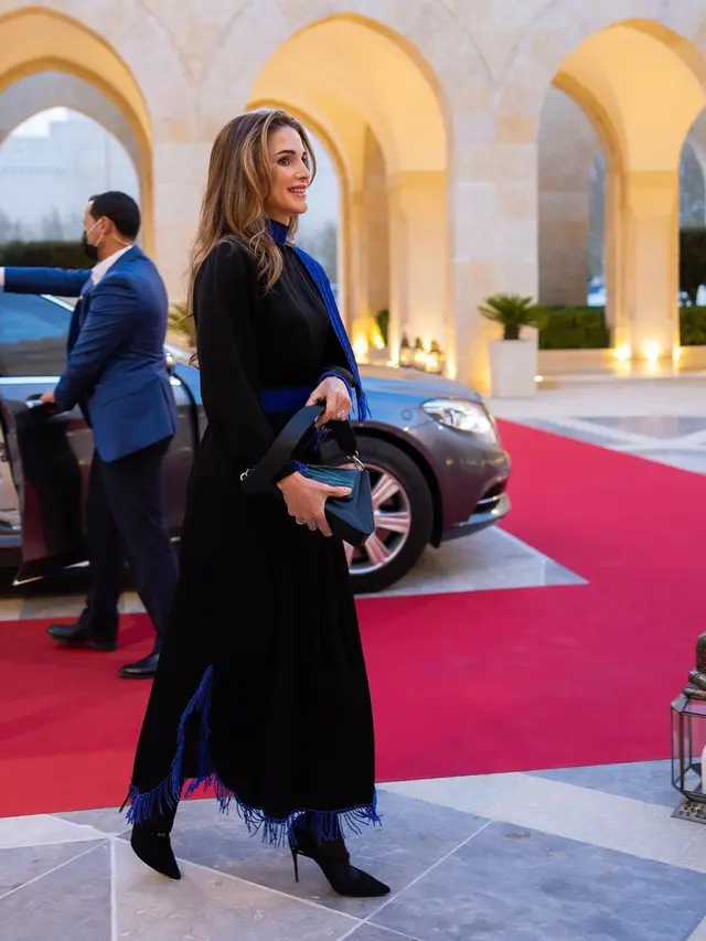 Outfit Trendy Tapi Santun Ratu Rania Jadi Yordania Saat Ngabuburit di Puasa Pertama