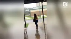 Siswa sekolah menengah atas di Pensacola melakukan hal  yang tidak terduga. Ia melepaskan rambut palsunya sebelum berjalan menembus hujan deras.