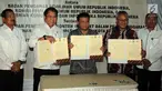 Menkominfo Rudiantara, Ketua Badan Pengawas Pemilihan Umum (Bawaslu) Abhan Misbah dan Ketua KPU Arief Budiman menunjukan nota kesepakatan tentang Internet Bebas Hoax dalam Pilkada 2018 di Kantor Bawaslu, Jakarta, Rabu (31/1). (Liputan6.com/Johan Tallo)