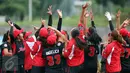 Pesoffball putri DKI Jakarta bersorak usai memenangi laga penyisihan PON XIX melawan Papua di Lapangan Softball UPI, Bandung, Sabtu (24/6). DKI Jakarta menang 16-0 atas Papua. (Liputan6.com/Helmi Fithriansyah)