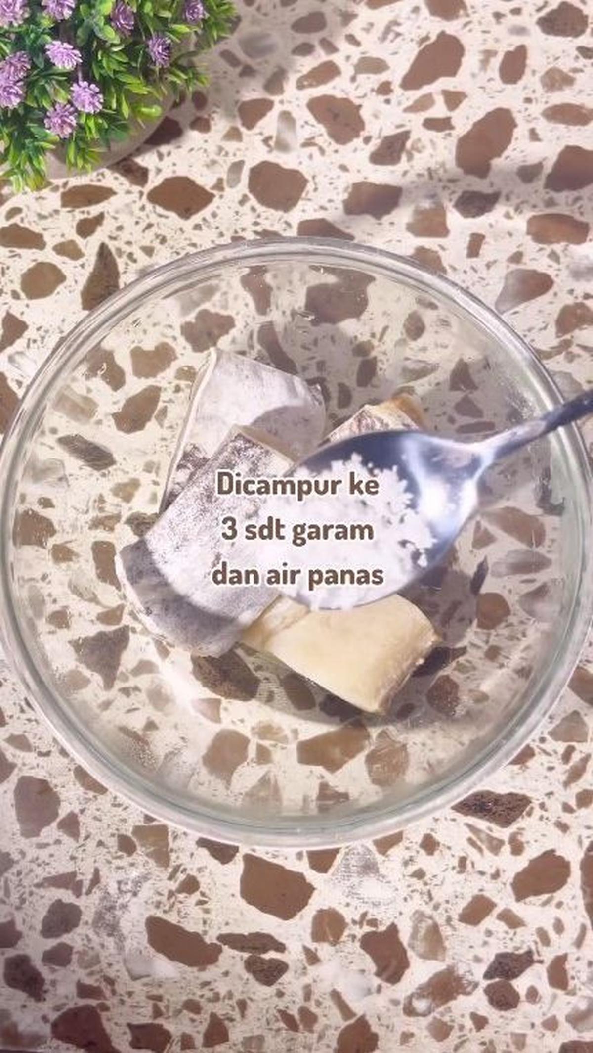 Rendam dengan Air Panas dan Garam