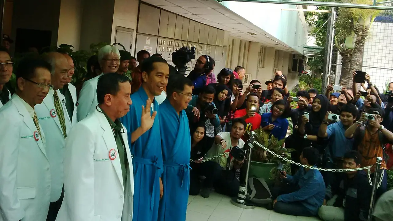 Tiba di RSPAD, Jokowi-JK Lambaikan Tangan ke Media
