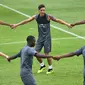 Gelandang Arsenal, Mesut Ozil (tengah) menjalani sesi latihan untuk kompetisi pramusim International Champions Cup (ICC) 2018 di Singapura, Rabu (27/5). Menjelang duel kontra Atletico Madrid, Ozil dkk menikmati sesi latihan ringan. (AFP/Roslan RAHMAN)