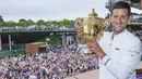 Petenis nomor satu dunia Novak Djokovic menyabet gelar juara Wimbledon 2021 setelah mengalahkan unggulan ketujuh asal Italia, Matteo Berrettini 6-7 (4), 6-4, 6-4, 6-3. (Bob Martin/Pool/AFP)
