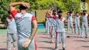 Anak binaan melakukan peregangan otot atau stretching di lapangan Lembaga Pembinaan Khusus Anak (LPKA) Klas 1 Tangerang, Banten, Sabtu (30/5/2020). Stretching selama 15-20 menit dapat meningkatkan fleksibilitas dan sirkulasi selama pandemi Covid-19. (Liputan6.com/Fery Pradolo)
