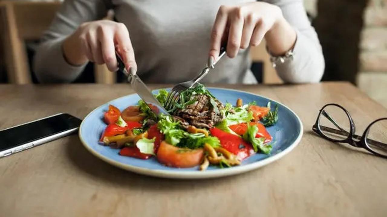 5 Zodiak yang Tidak Melepaskan Handphone Mereka Bahkan Saat Sarapan, Kamu Termasuk?