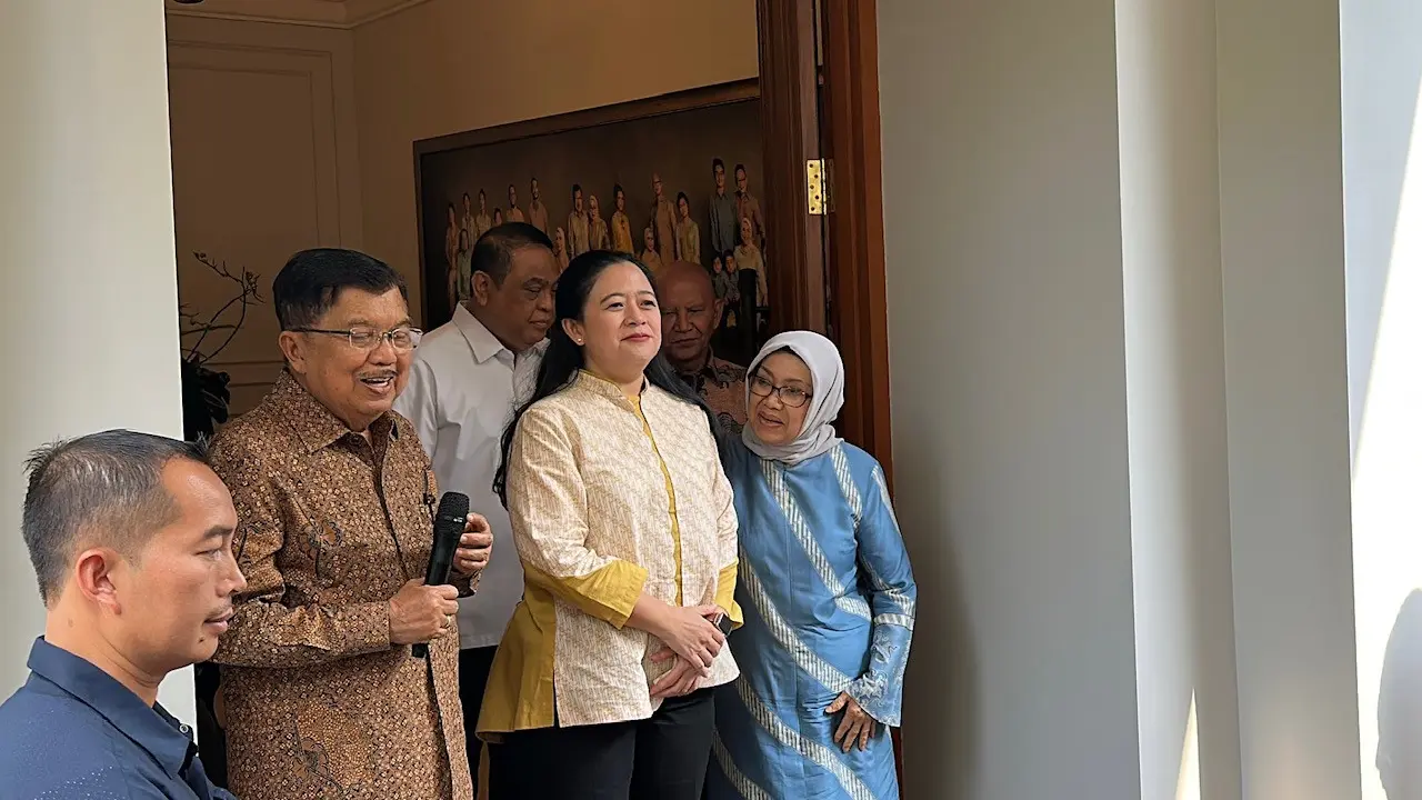 Ketua DPP PDIP Puan Maharani bertandang ke kediaman Wakil Presiden RI ke-10 dan ke-12 Jusuf Kalla alias JK di Jalan Brawijaya No. 6, Kebayoran Baru, Jakarta Selatan, Rabu (4/10/2023) (Liputan6.com/Nanda Perdana Putra)