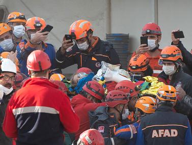 FOTO: Dramatis, Evakuasi Gadis Kecil yang 4 Hari Tertimbun ...