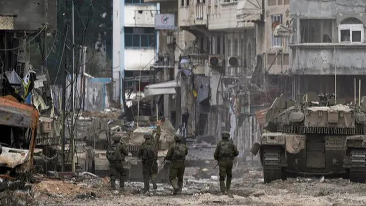 Periksa Kondisi Rumah Usai Dibombardir Israel, Warga Gaza Langsung Histeris Menemukan Jasad Ayahnya