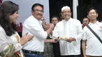 Calon Wakil Gubernur DKI Jakarta, Djarot Saiful Hidayat memberikan potongan tumpeng kepada salah satu relawan saat Deklarasi Relawan Dulure Djarot di Jakarta, Rabu (5/10). (Liputan6.com/Yoppy Renato)
