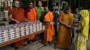 Sejumlah biksu saat membagikan iftar (makanan berbuka puasa) kepada umat muslim di Wihara Dhammarajika, Dhaka, Bangladesh, Selasa (7/7). Ini merupakan momen langka keharmonisan umat beragama di negara Asia. (AFP PHOTO/Munir uz ZAMAN)