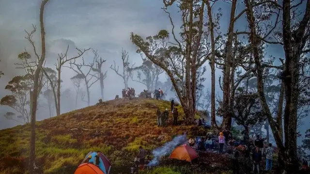 Gunung Uyelewun terletak di ujung timur Pulau Lembata, NTT yang mencapai ketinggian sekira 1.523 Mdpl.