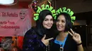 Siti Nurhaliza berfoto bersama Krisdayanti saat merayakan ulang tahun sang Diva asal Malaysia di restoran cepat saji di kawasan Kemang, Jakarta, Minggu (10/1). Pelantun tembang Cindai ini berulang tahun pada 11 Januari. (Liputan6.com/Herman Zakharia)