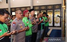 Shalat Gaib Ojol Sumenep: Polres & Komunitas Bersatu Doakan Driver Affan, Korban Insiden Unjuk Rasa Jakarta