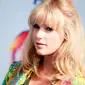 Taylor Swift berpose menghadiri FOX's Teen Choice Awards 2019 di Hermosa Beach, California (11/8/2019). Penyanyi 29 tahun ini tampil cantik mengenakan busana keluaran Versace.  (Rich Fury/Getty Images/AFP)