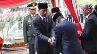 Presiden Joko Widodo bersalaman dengan kedua putra Presiden ke-3 RI Bacharuddin Jusuf Habibie usai meletakan karangan bunga di TMP Kalibata, Jakarta, Kamis (12/9/2019). (Liputan6.com/Herman Zakharia)