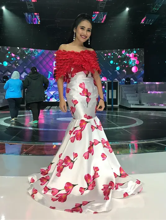 Tubuh Ayu yang mungil terlihat lebih jenjang saat ia mengenakan dress berpotongan duyung seperti ini. Paduan warna merah dan putih serta motif kembang ini membuat Ayu terlihat sangat ceria. (Instagram/ayutingting92)