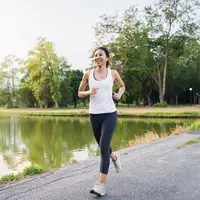 Para pecinta lari dengan intensitas tinggi, kalian wajib untuk melakukan lari pemulihan, ya. Tujuannya untuk membantu proses pemulihan dengan melancarkan aliran darah, sehingga asam laktat dan limbah metabolik dapat dibersihkan dari otot. (Foto dok: Freepik/tirachardz).