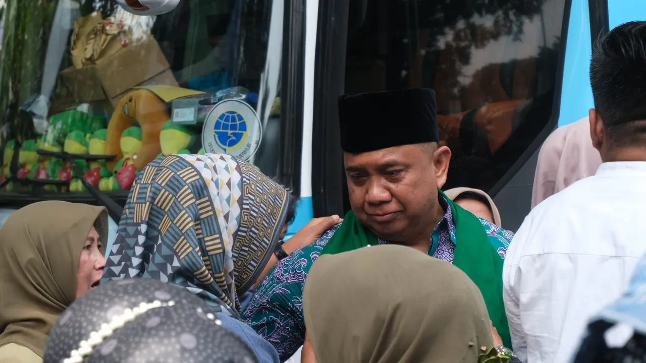 Prosesi pelepasan keberangkatan jemaah haji asal Garut, Jawa Barat di halaman Pendopo, Garut. (Liputan6.com/Jayadi Supriadin)