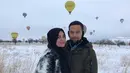 Kesulitan sang istri yang sedang hamil anak ketiga untuk menunduk, Teuku Wisnu pun terlihat dengan sabar merapikan tali sepatu istrinya. (Instagram/teukuwisnu)