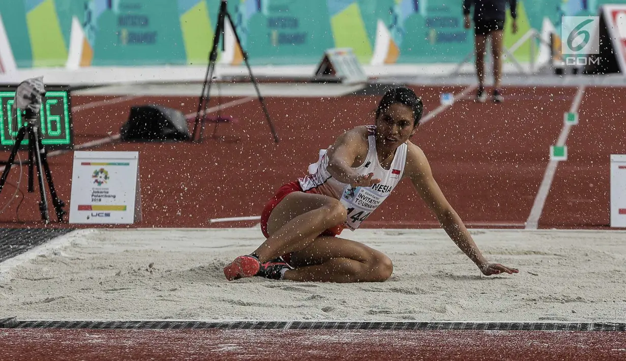 Atlet Indonesia Maria Natalia Londa mendarat di pasir saat final lompat jauh putri atletik 18th Asian Games Invitation Tournament di Stadion Utama Gelora Bung Karno (GBK), Minggu (11/2). Maria mencatatkan lompatan 6,43 meter. (Liputan6.com/Faizal Fanani)