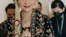 Melihat lagi penampilan megah Erina Gudono sebagai pengantin Jawa. Ia dibalut kebaya mewah rancangan Biyan berwarna hitam dengan payet-payet emas berkilauan yang menambah nuansa mewah pada keseluruhan penampilannya. [Foto: Instagram/erinagudono]