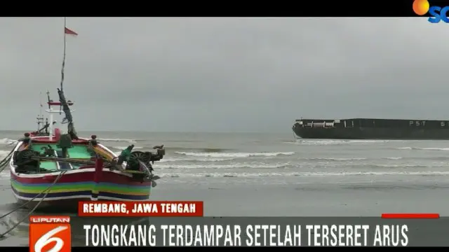 Kapal tongkang terseret ke arah timur sejauh satu mil dan baru terhenti setelah menabrak terumbu karang di pinggir pantai Desa Pangkalan.