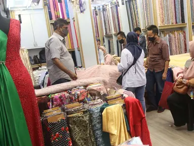 Aktvitas jual beli bahan tekstil di Pasar Tanah Abang, Jakarta, Sabtu (27/11/2021). Utilisasi industri tekstil dan produk tekstil dalam negeri menunjukkan kinerja yang positif menjelang akhir 2021, berada di posisi 80 - 85 persen pada awal kuartal IV/2021. (Liputan6.com/Angga Yuniar)