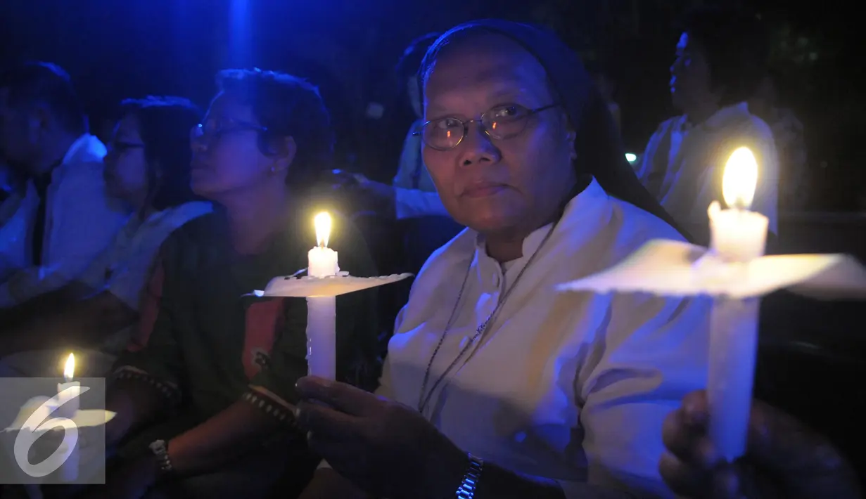 Seorang biarawati ikut serta dalam aksi solidaritas di Tugu Proklamasi, Jakarta, Jumat (13/5) Malam Solidaritas untuk Korban Kekerasan Seksual dilakukan sekaligus untuk memperingati 40 hari tragedi Wafatnya YY. (Liputan6.com/Helmi Afandi)