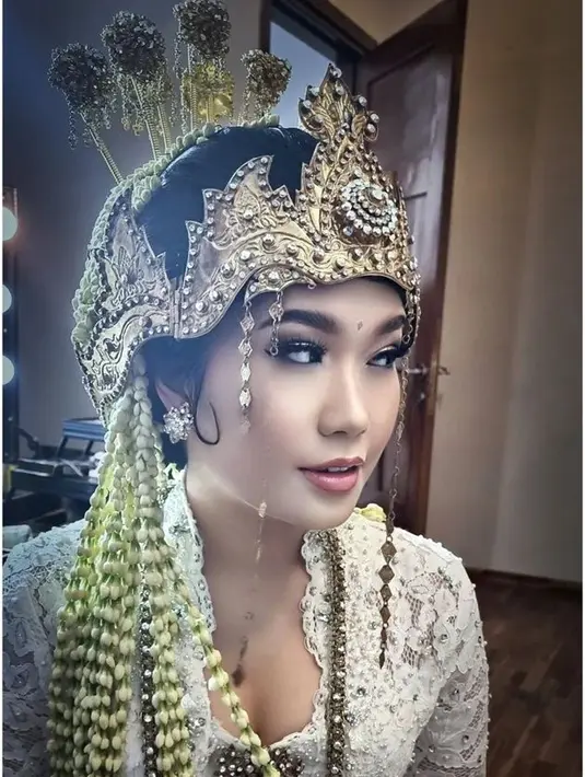 Makeup yang dibuat flawless tak mengurangi pesona cantik alaminya. [Foto:  Zanacobhita/tmd]