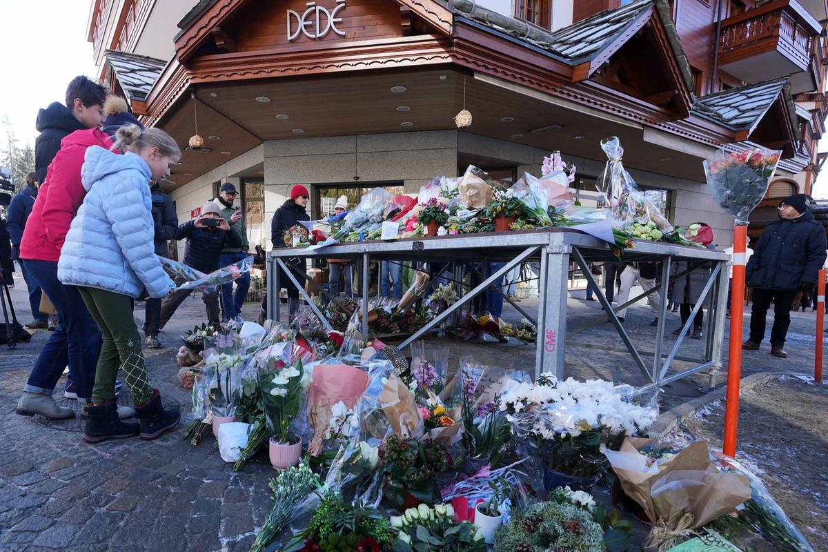 FOTO: Warga Berdoa dan Letakkan Karangan Bunga di Lokasi Kebakaran Crans Montana Swiss