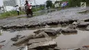 Kendaraan menghindari kubangan pada jalan yang rusak di Jalan Pertamina, Kemiri Muka, Depok, Jawa Barat, Selasa (5/3). Jalan rusak yang telah berlangsung bertahun-tahun tersebut tak kunjung diperbaiki. (Liputan6.com/Immanuel Antonius)