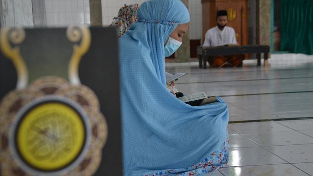 Siswa SMK Pesahangan, Cimanggu, Cilacap, sekaligus santri Pondok Pesantren El Muslim tengah mengaji di Ponpes El Muslim yang terintegrasi dengan sekolah. (Foto: Liputan6.com/Muhamad Ridlo)