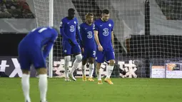Para pemain Chelsea tertunduk lesu usai pemain Wolverhampton Wanderers, Pedro Neto  mencetak gol pada pertandingan lanjutan Liga Inggris di Stadion Molineux di Wolverhampton, Inggris, Rabu (16/12/2020). Kekalahan ini membuat Chelsea berada di urutan ke 5 Klasemen. (AP Photo/Rui Vieira, Pool)