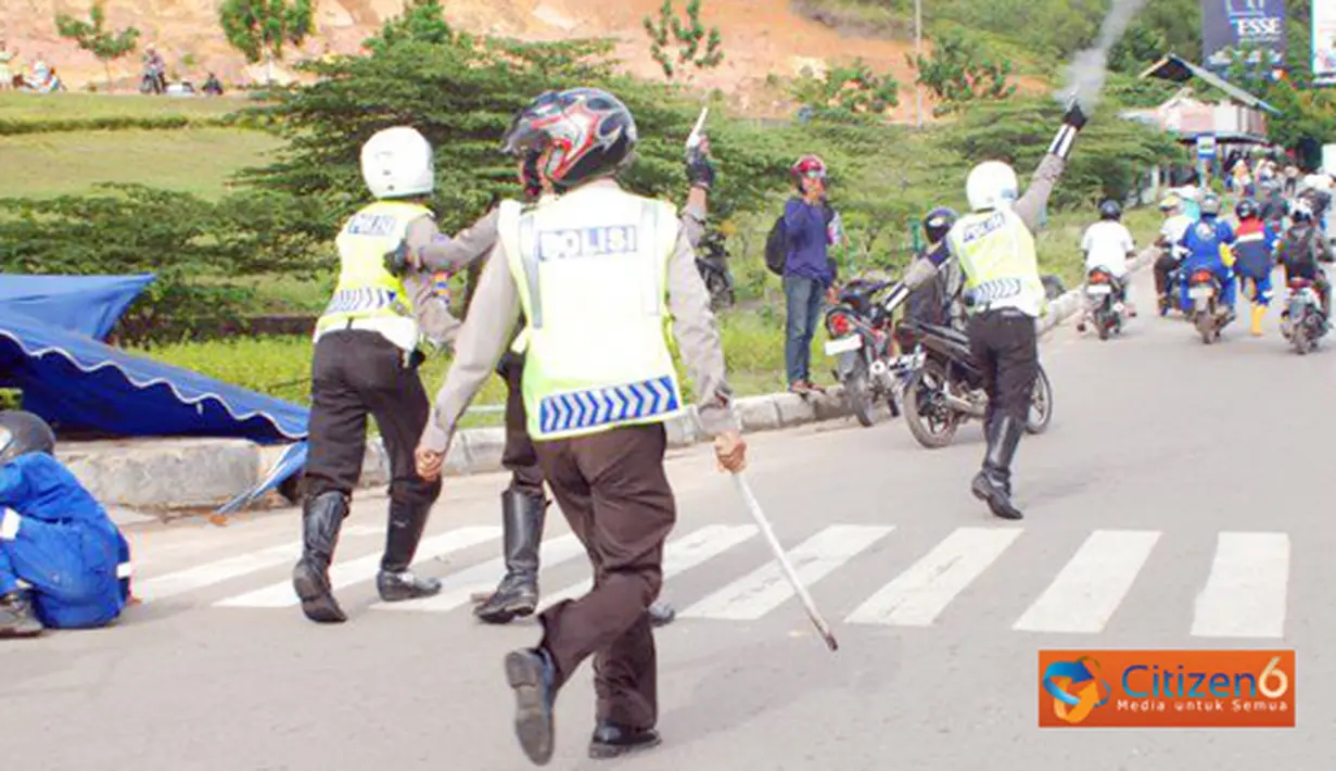 Citizen6, Batam: Puncak kemarahan demonstran dipicu oleh tindakan kekerasan dari aparat kepolisian yang memukuli bahkan menembak. (Pengirim: David Eddi Hartono)