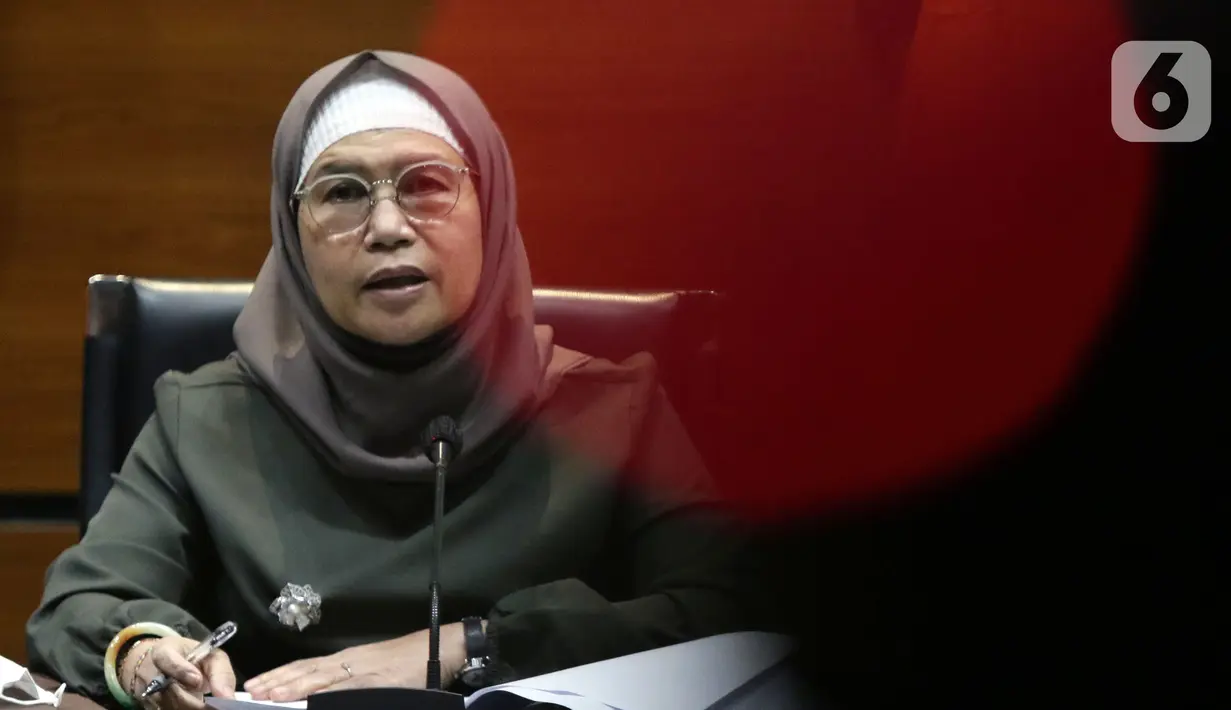 Wakil KPK, Lili Pintauli Siregar saat menyampaikan rilis penahanan Isnu Edhy Wijaya (kiri) bersama Husni Fahmi sebagai tersangka dalam perkara pengadaan paket penerapan E-KTP tahun 2011-2013 di Gedung KPK, Jakarta, Kamis (3/2/2022). (Liputan6.com/Helmi Fithriansyah)