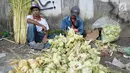 Pedagang saat membuat kulit ketupat untuk dijual di kawasan Pasar Lenteng Agung, Jakarta, Kamis (22/6). Menjelang Hari Raya Idul Fitri, pedagang kulit ketupat musiman mulai ramai di pasar tradisional. (Liputan6.com/Yoppy Renato)
