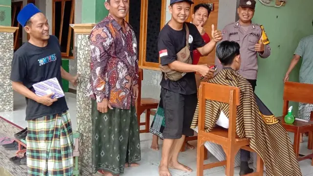 Pak Bhabin dan PPRK menggelar bakti sosial unik, yakni pangkas rambut di pesantren di Kebumen. (Foto: Liputan6.com/Humas Polres Kebumen)